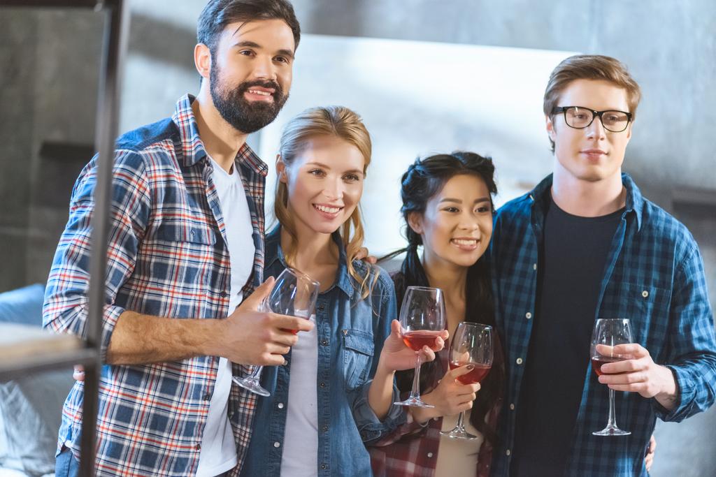 jonge vrienden drinken wijn - Foto, afbeelding