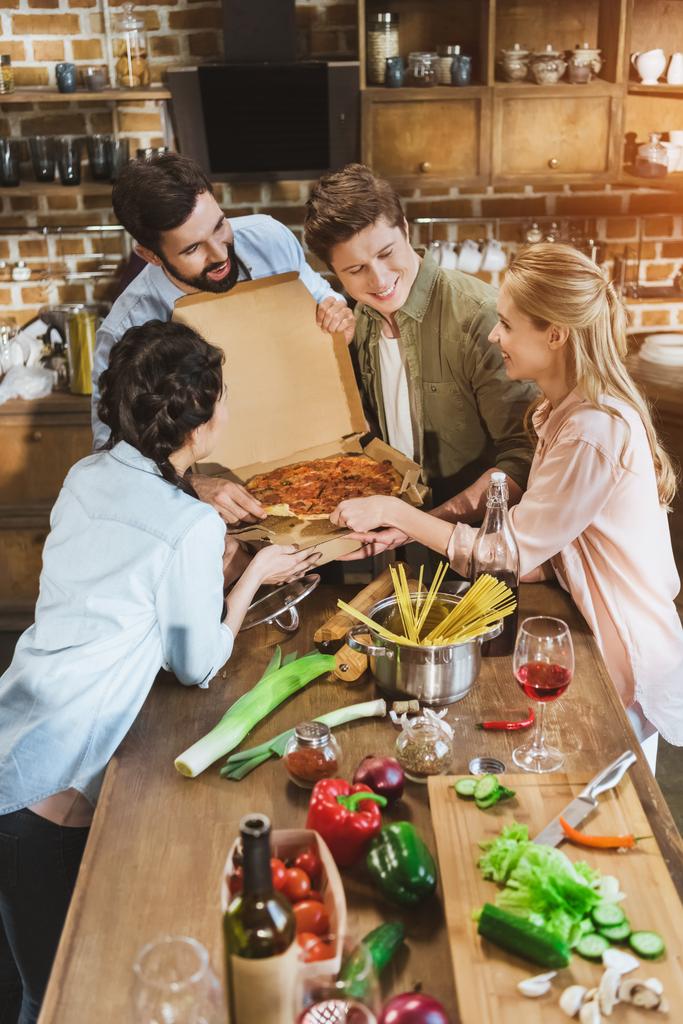 Νέοι που τρώνε πίτσα - Φωτογραφία, εικόνα