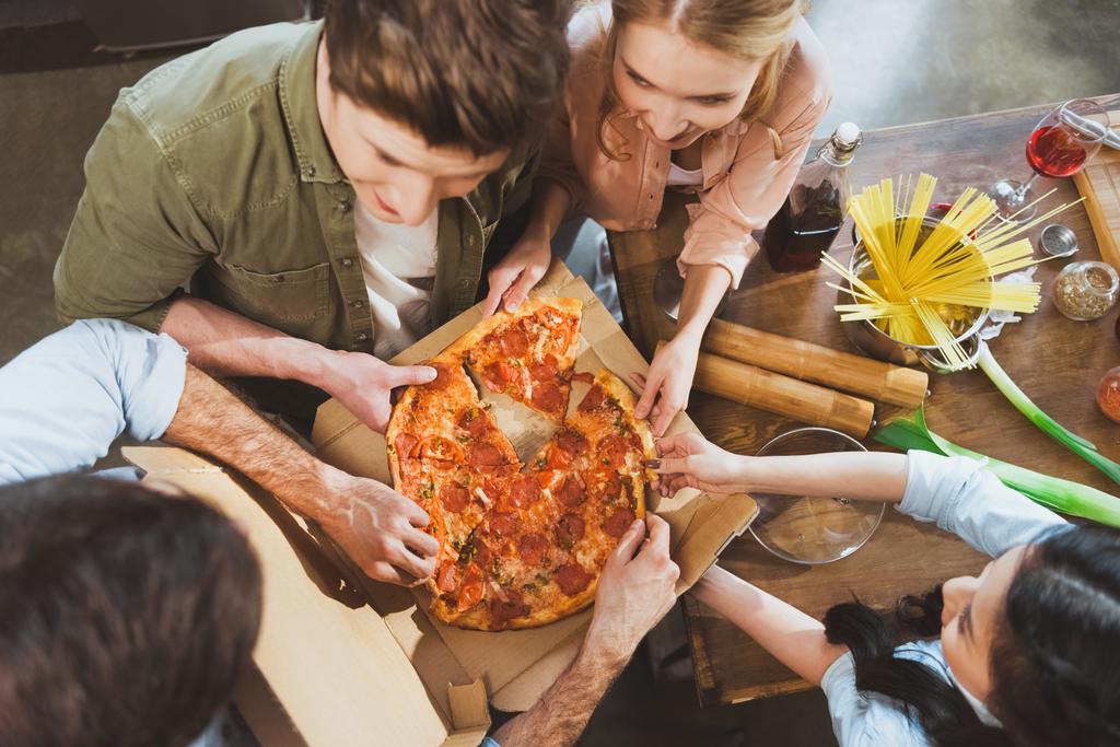 Jongeren die pizza eten - Foto, afbeelding