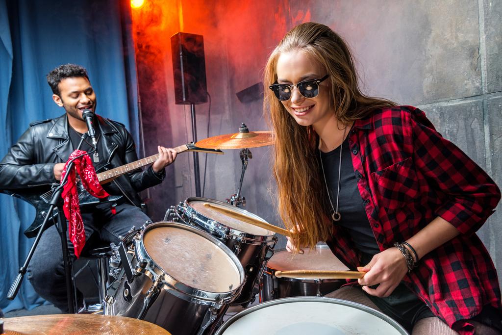 ドラムを演奏する女性 - 写真・画像