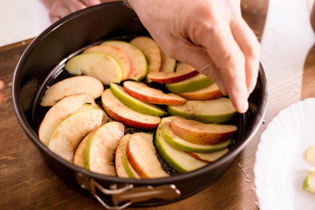 Persona cocinar pastel de manzana
  - Foto, Imagen