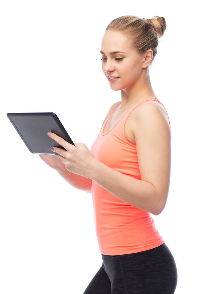 Gelukkig lachende sportieve jonge vrouw met tablet pc - Foto, afbeelding