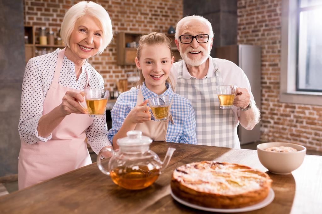 rodina doma pití čaje - Fotografie, Obrázek