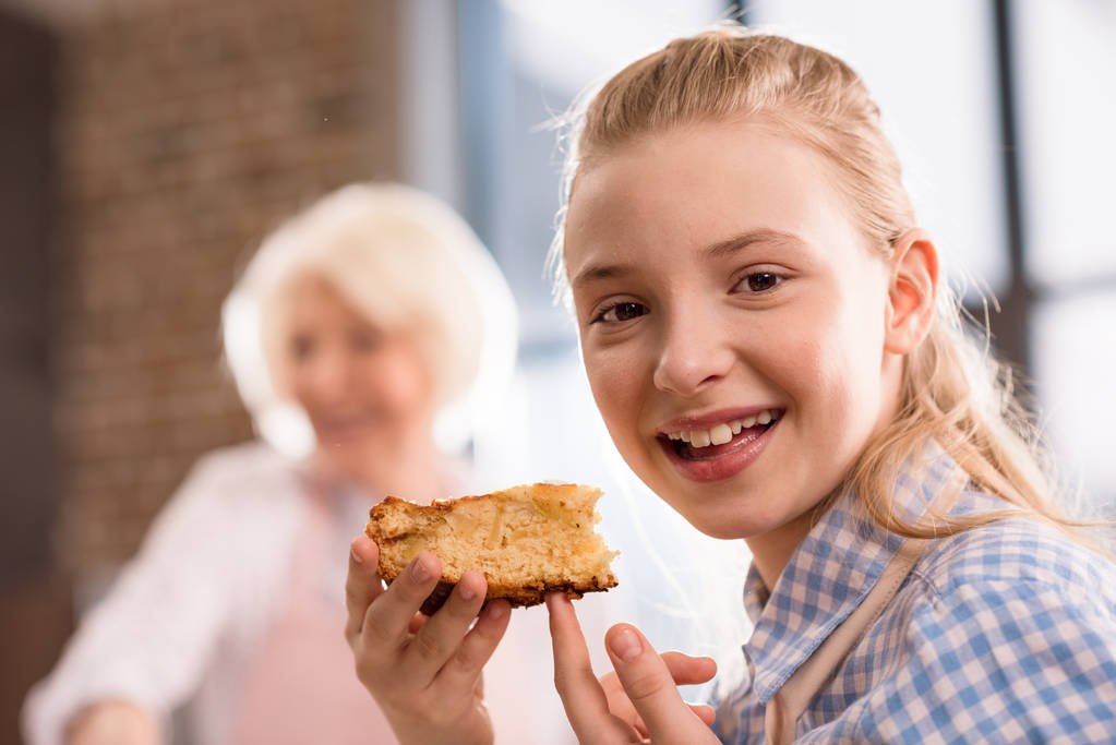 lány eszik házi pite - Fotó, kép