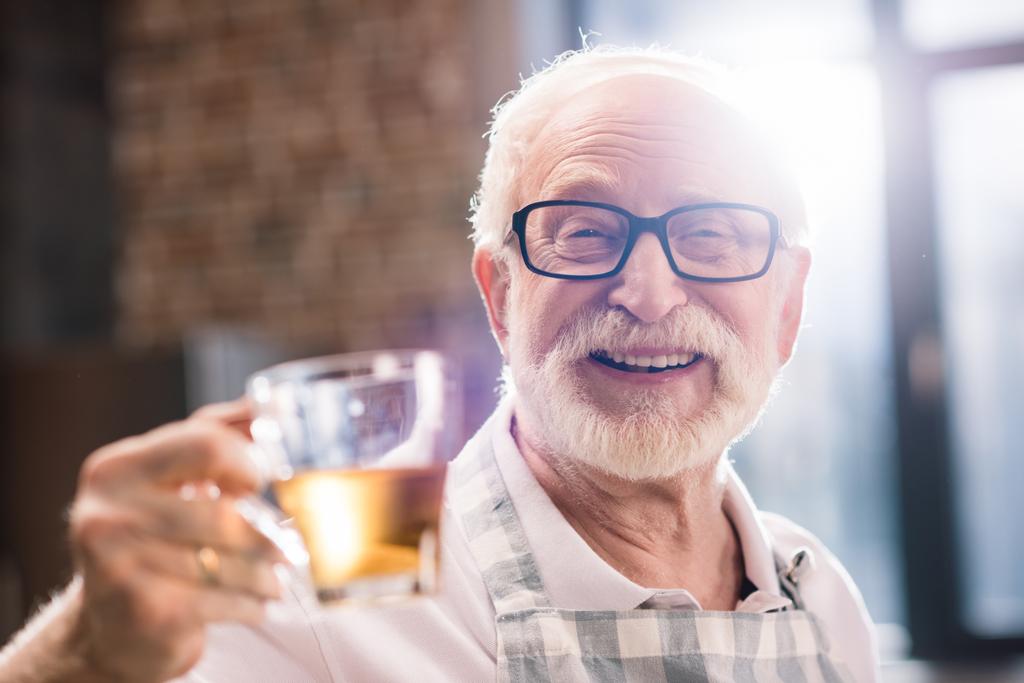 starszy człowiek z cięcia herbaty - Zdjęcie, obraz