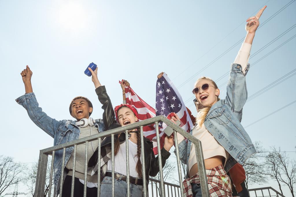 adolescents agitant drapeau américain
 - Photo, image