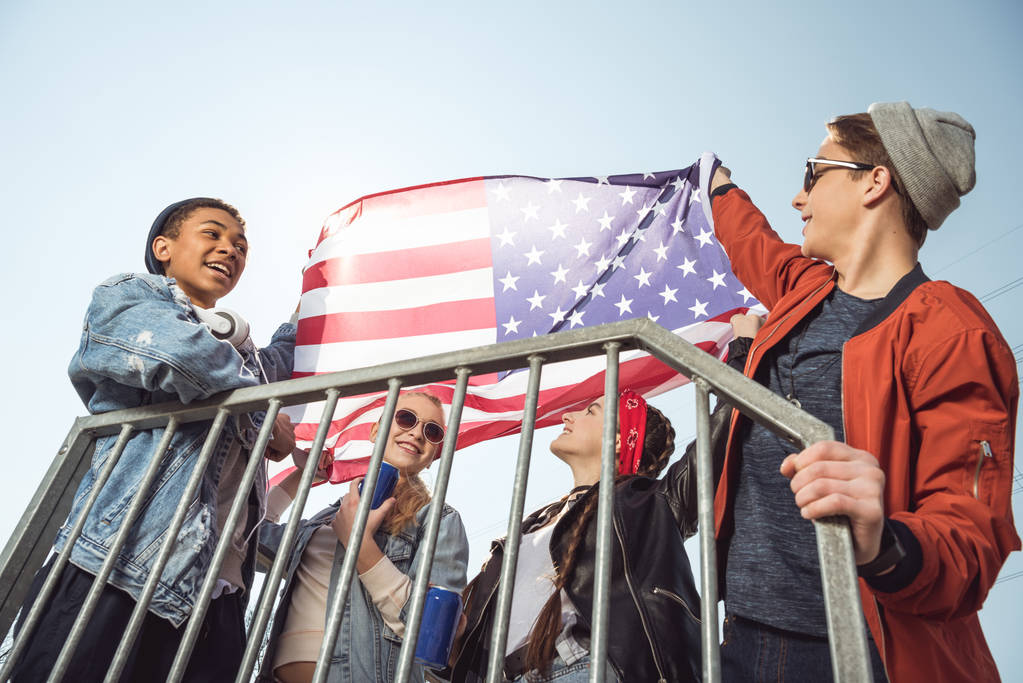 підлітки махають американським прапором
 - Фото, зображення