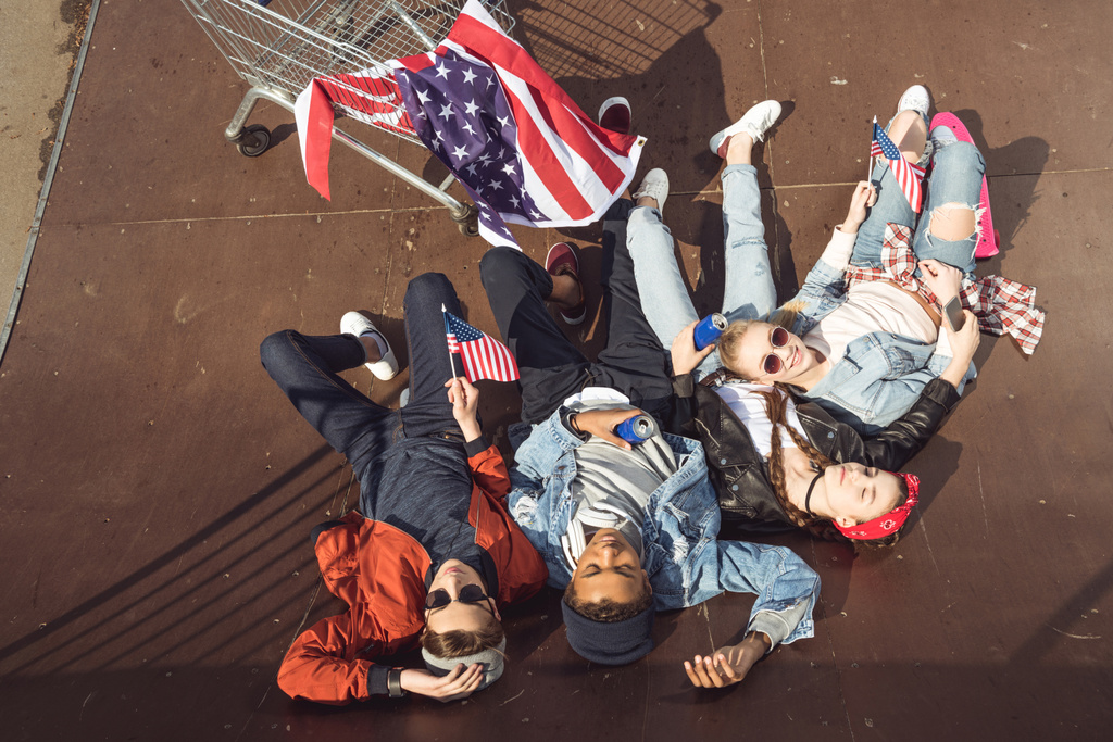 подростки с американским флагом
 - Фото, изображение