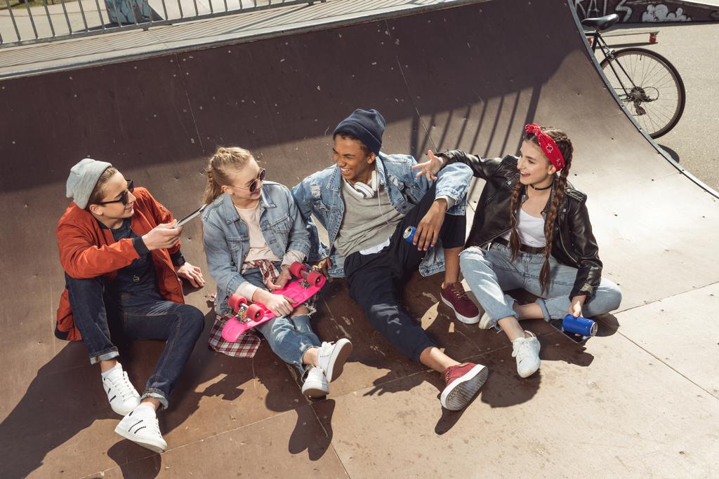 Οι έφηβοι που θέτουν σε πάρκο skateboard  - Φωτογραφία, εικόνα
