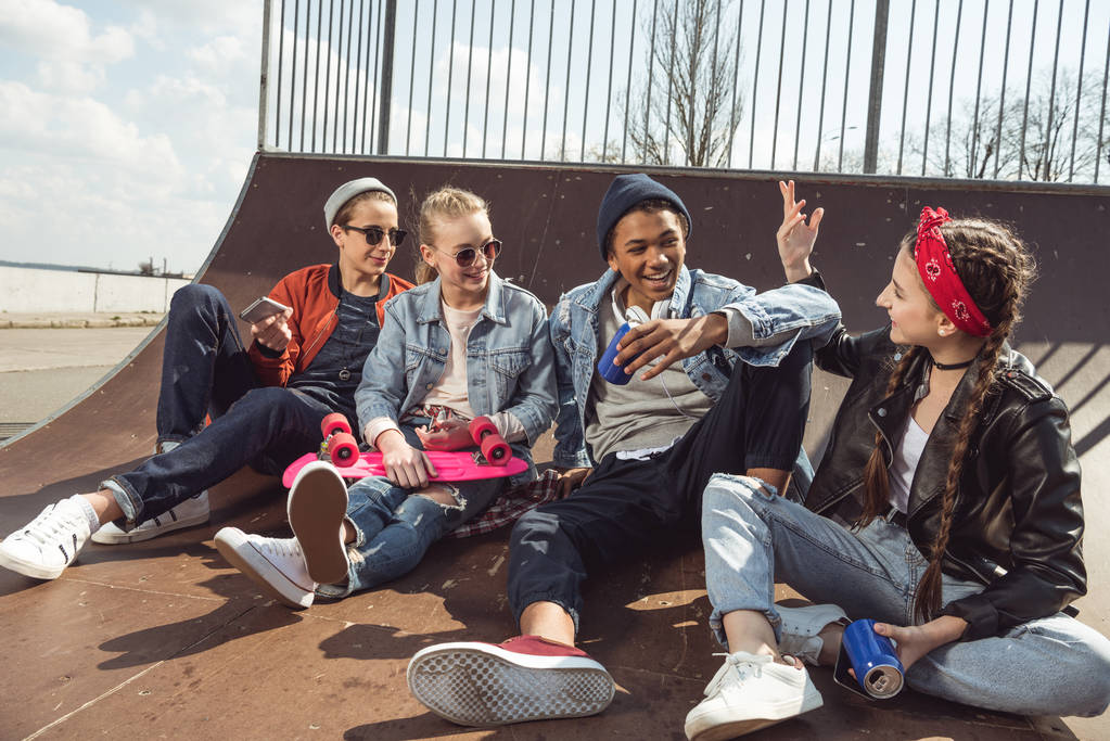 dospívající pózování v skateboard park  - Fotografie, Obrázek