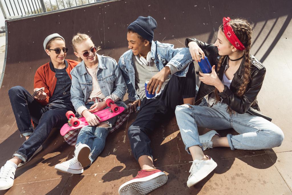 подростки позируют в скейтборд-парке
  - Фото, изображение