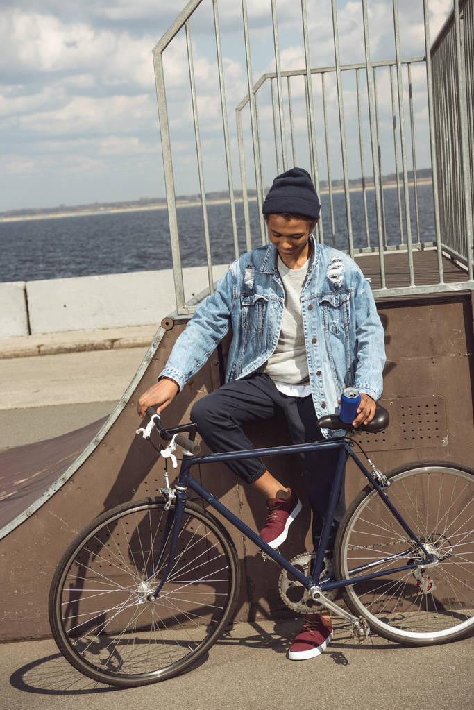 afroamericano adolescente con bicicleta
 - Foto, Imagen