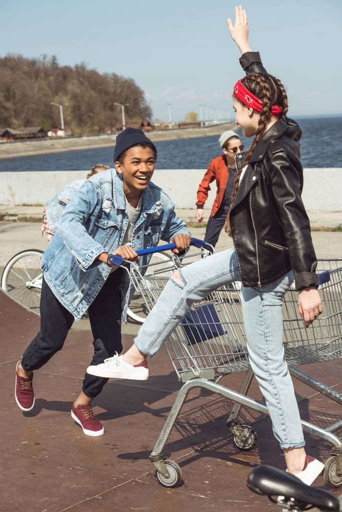 adolescents avec panier et vélo
   - Photo, image