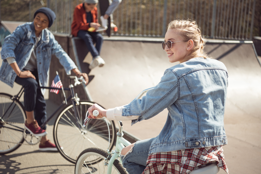 teini-ikäiset ratsastus polkupyöriä
 - Valokuva, kuva