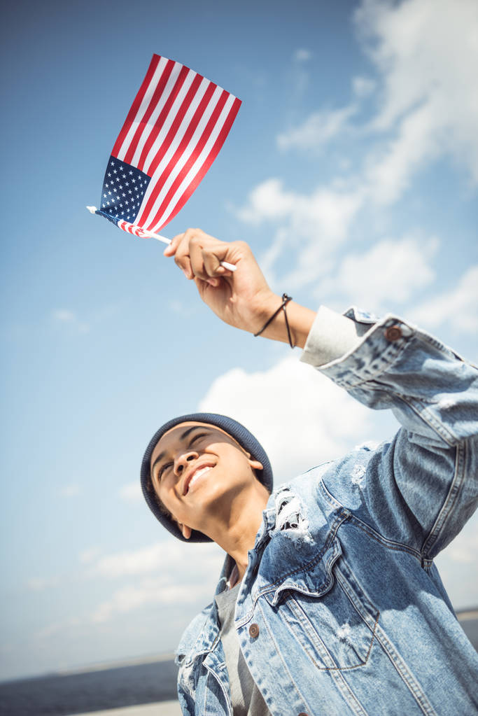 adolescent agitant drapeau américain
 - Photo, image