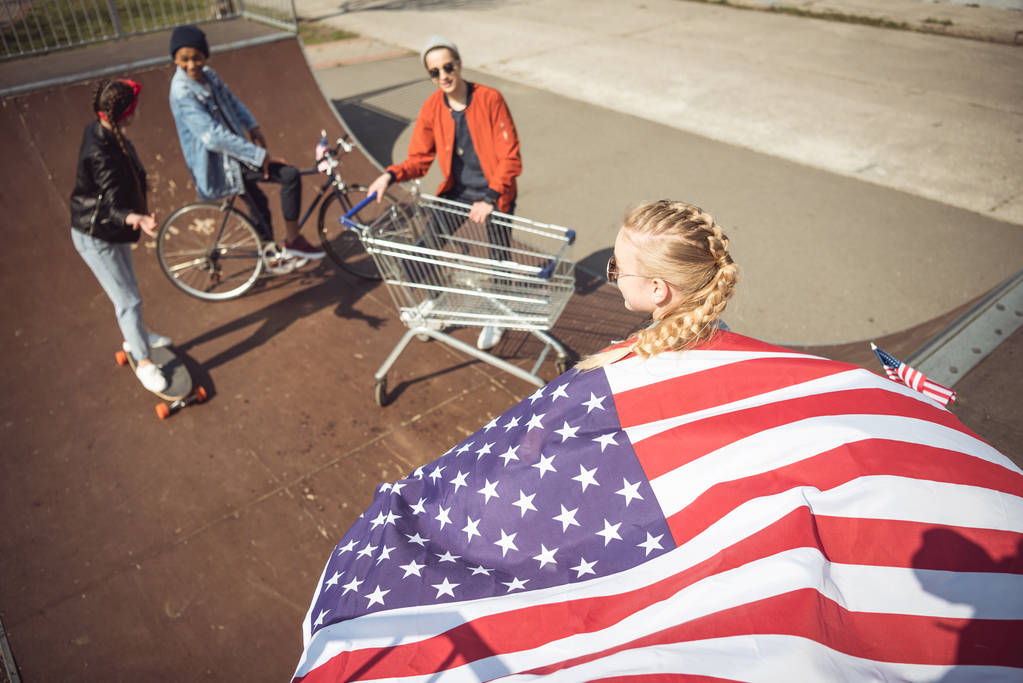 adolescentes com bandeira americana
  - Foto, Imagem