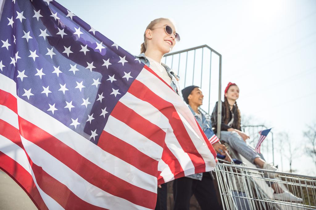 Amerikan bayrağı ile kız  - Fotoğraf, Görsel