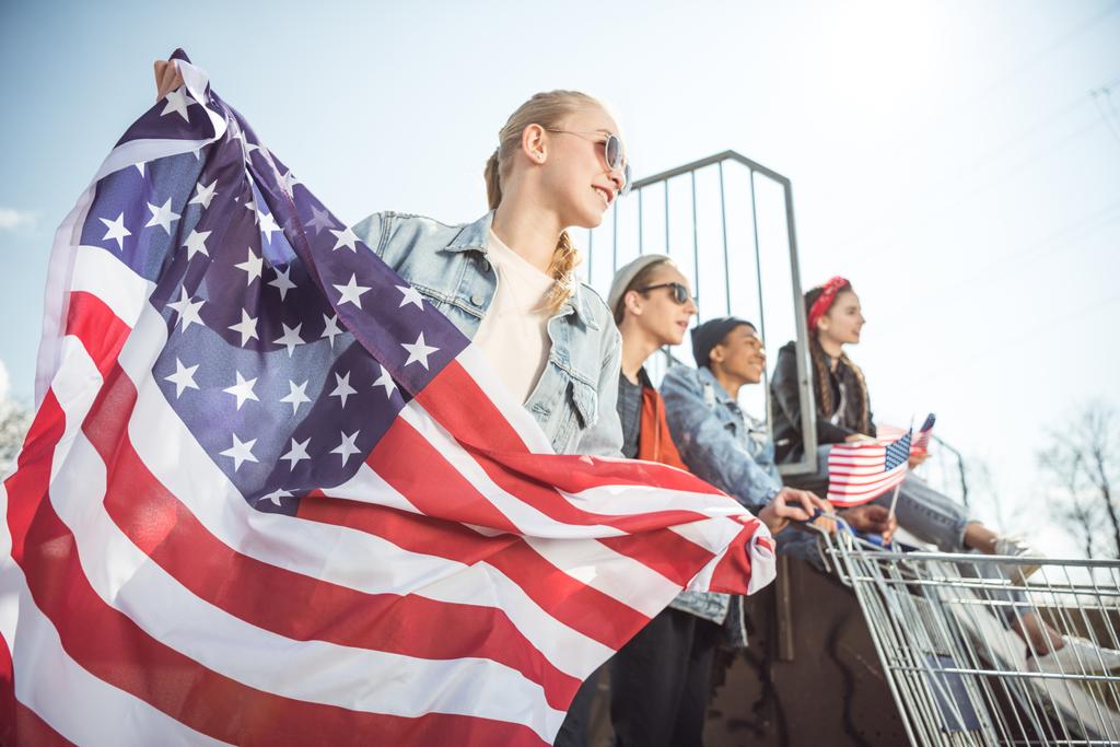 Adolescentes con banderas americanas
  - Foto, imagen