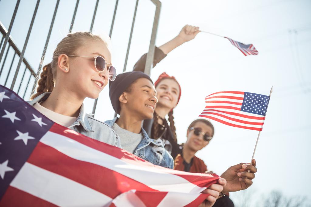 Tieners met Amerikaanse vlaggen  - Foto, afbeelding