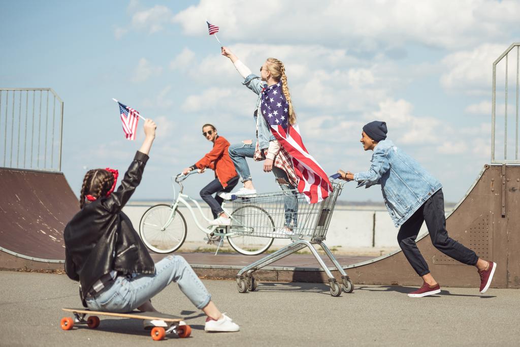 Adolescenti con bandiere americane
  - Foto, immagini