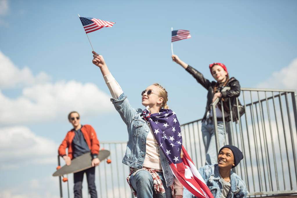 アメリカ国旗と青少年  - 写真・画像