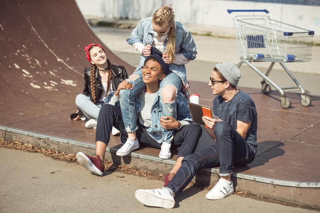 Adolescentes grupo de divertirse
  - Foto, imagen