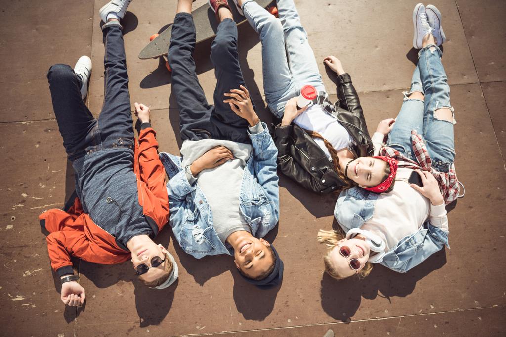 Teenagergruppe hat Spaß  - Foto, Bild