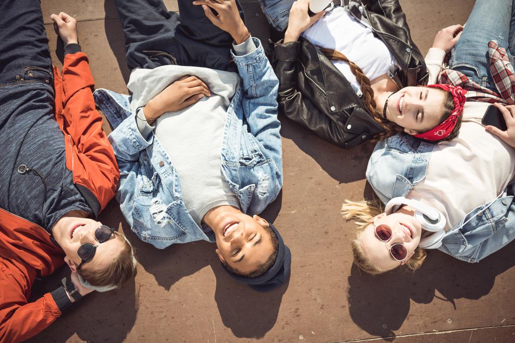 Группа веселых подростков
  - Фото, изображение