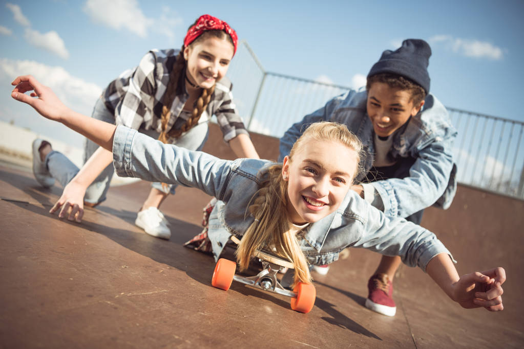 Hipster-Mädchen auf Skateboard  - Foto, Bild