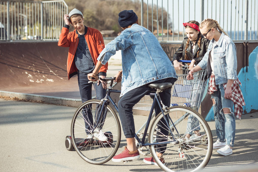 подростки проводят время в скейтборд-парке
 - Фото, изображение
