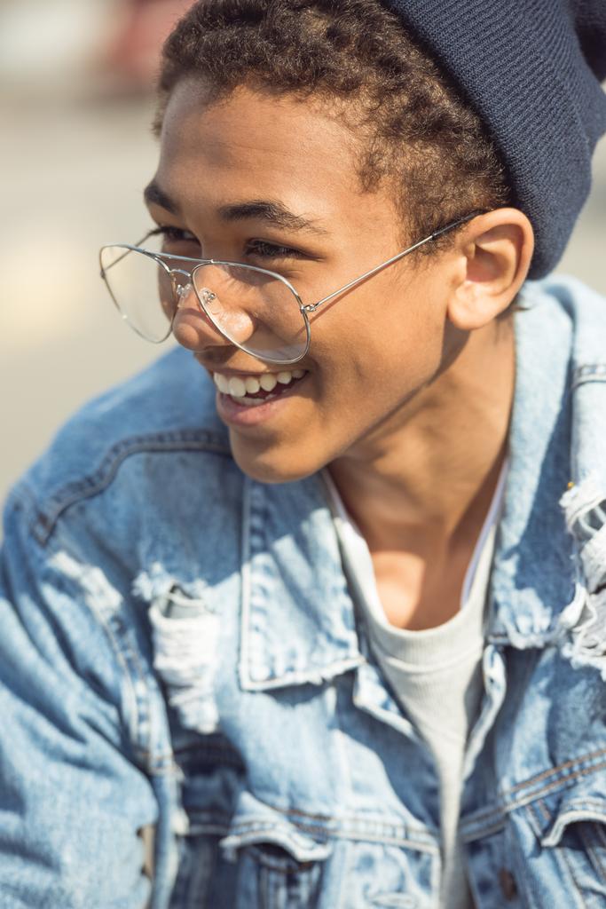 Sonriente chico hipster
 - Foto, imagen