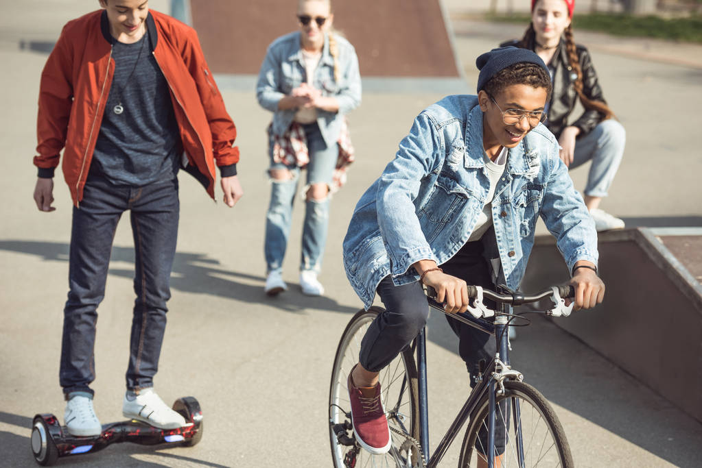adolescenti che trascorrono del tempo allo skateboard park
 - Foto, immagini