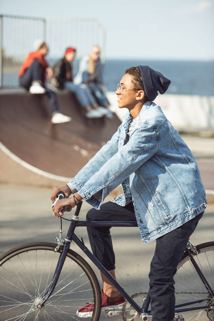 Hipster chłopiec jazdy na rowerze - Zdjęcie, obraz