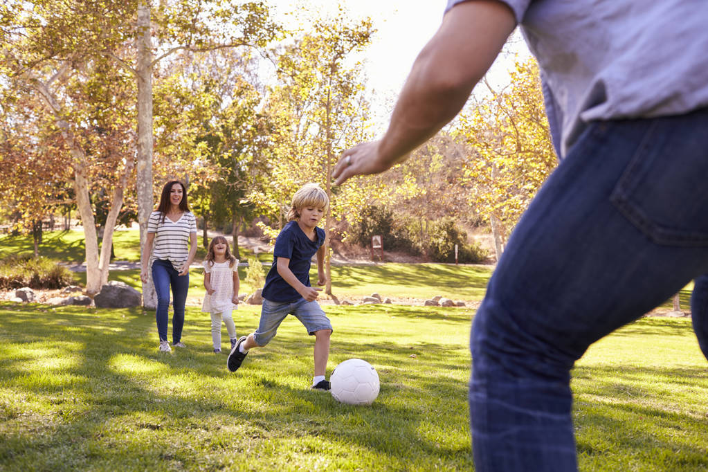 Famille jouant au football
  - Photo, image