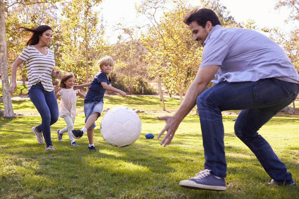 Семья играет в футбол
  - Фото, изображение