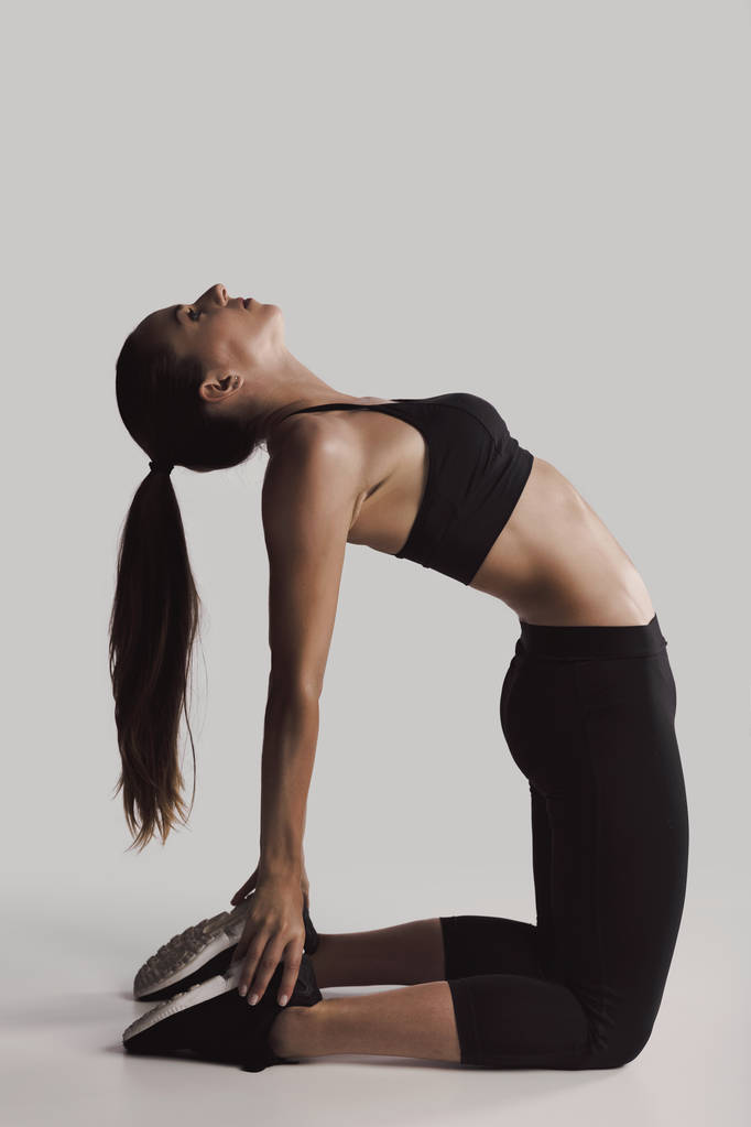 Donna che fa esercizi di stretching  - Foto, immagini
