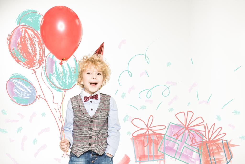 jongen in kegel hoed met ballonnen - Foto, afbeelding