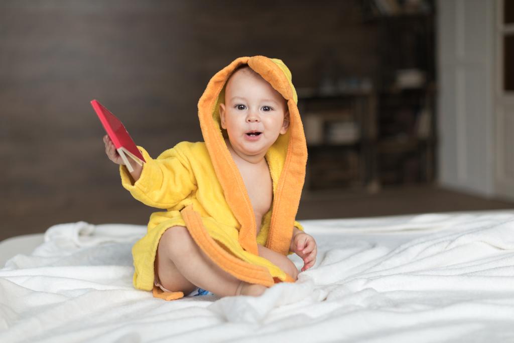 мальчик в жёлтом халате
 - Фото, изображение