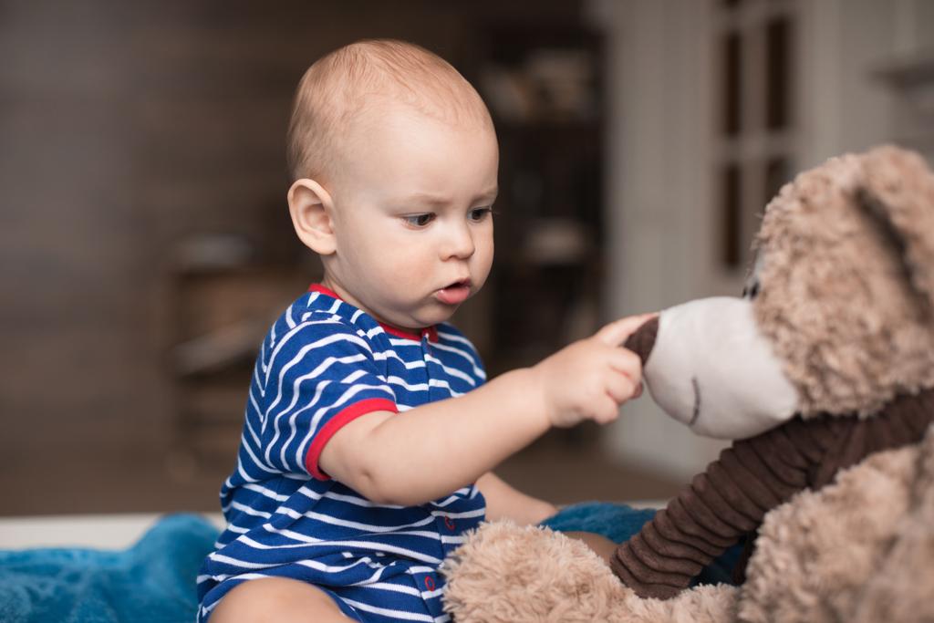 παιδί παίζει με αρκουδάκι - Φωτογραφία, εικόνα