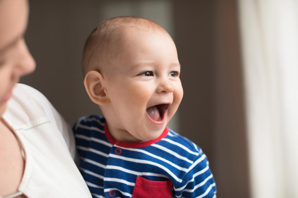 Gelukkig glimlachende babyjongen - Foto, afbeelding