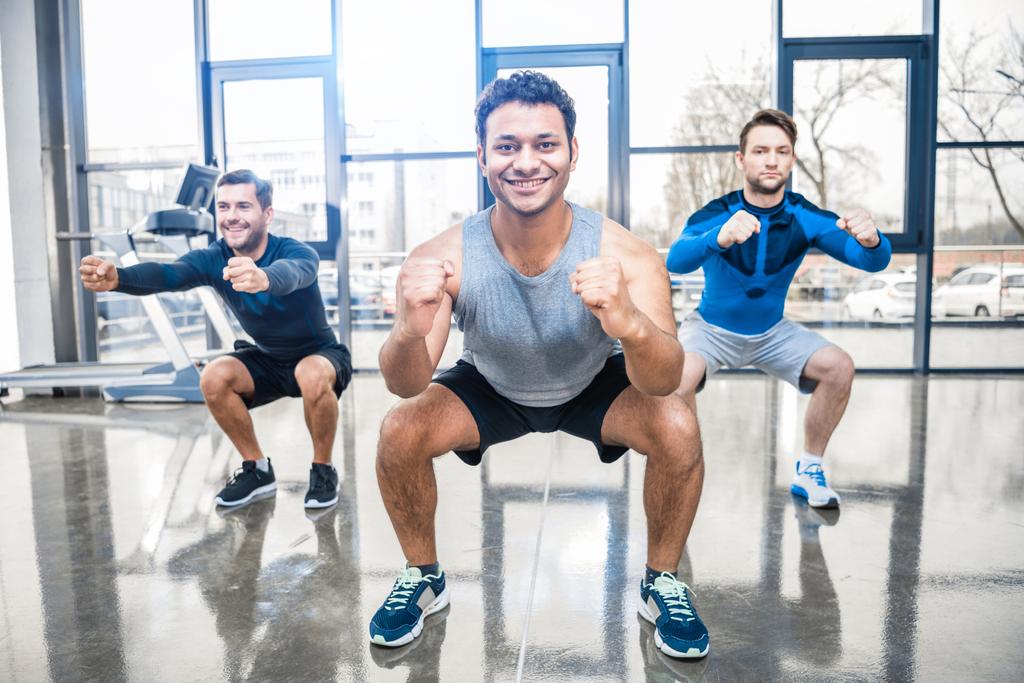 spor merkezinde egzersiz erkek - Fotoğraf, Görsel