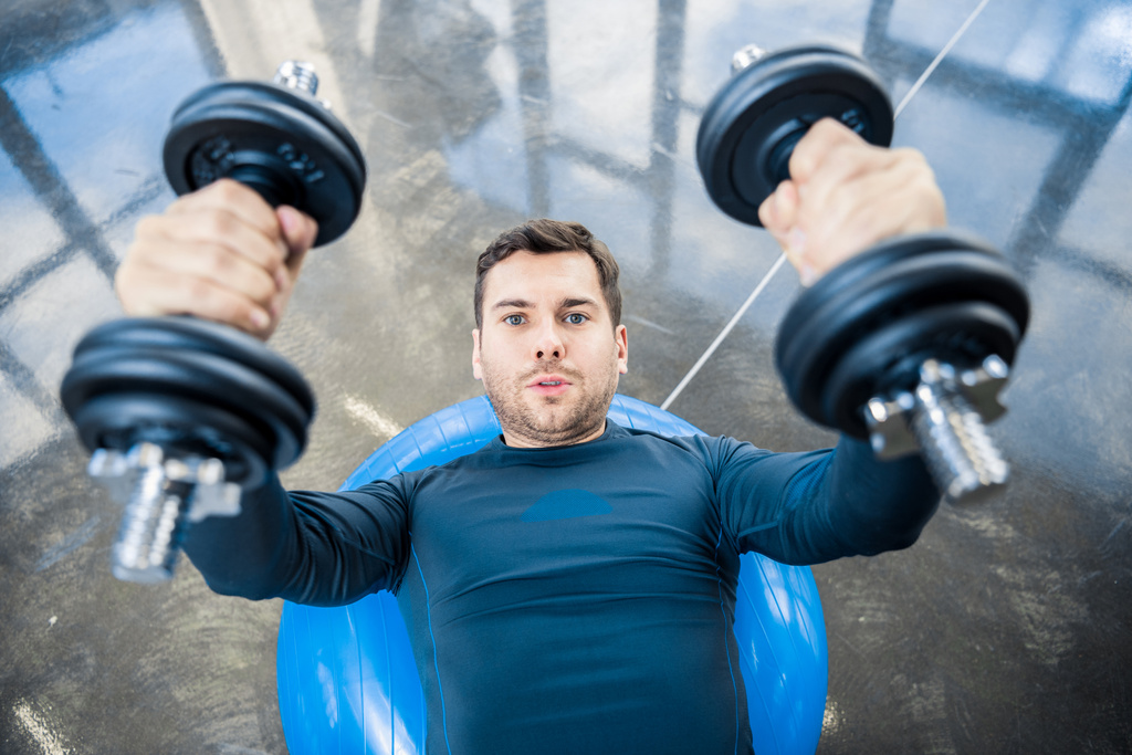 entrenamiento de hombre con pesas
 - Foto, Imagen