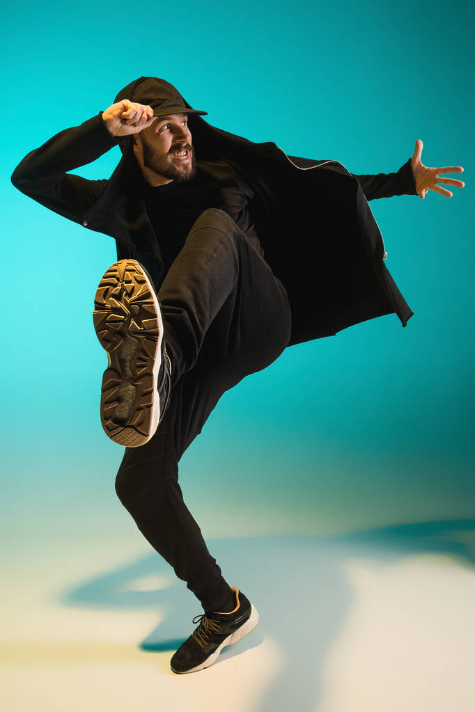 A sziluettje egy hip hop férfi break táncos tánc színes háttérrel - Fotó, kép