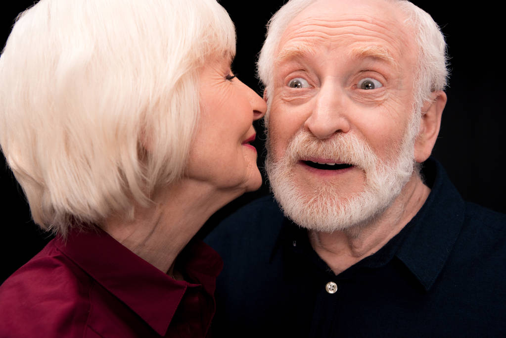 старша жінка цілує чоловіка
    - Фото, зображення