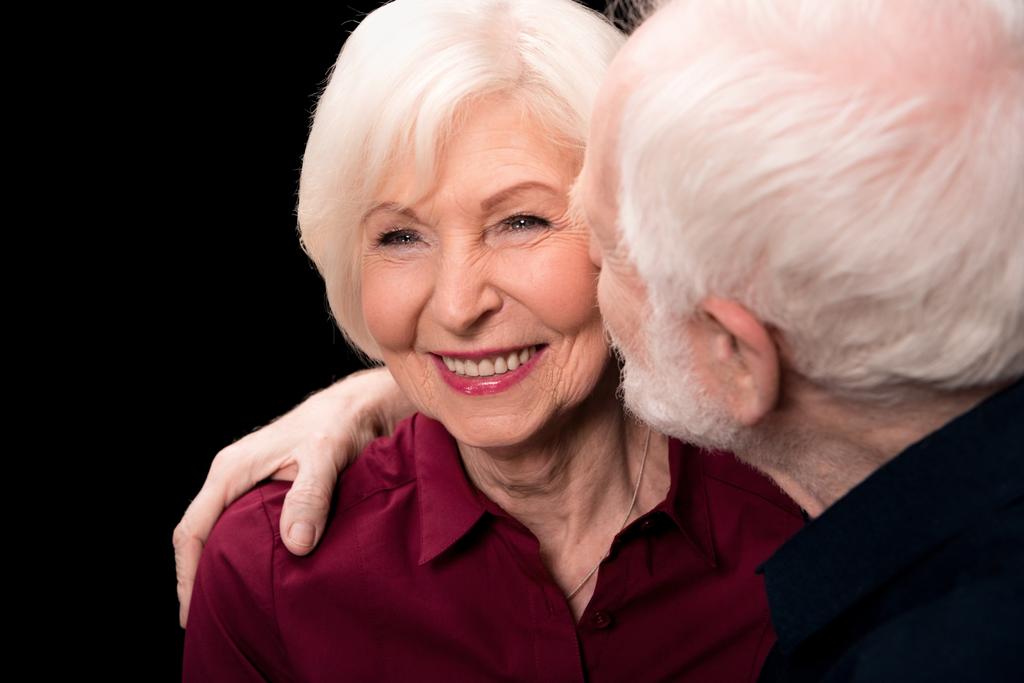 старший чоловік цілує жінку
     - Фото, зображення