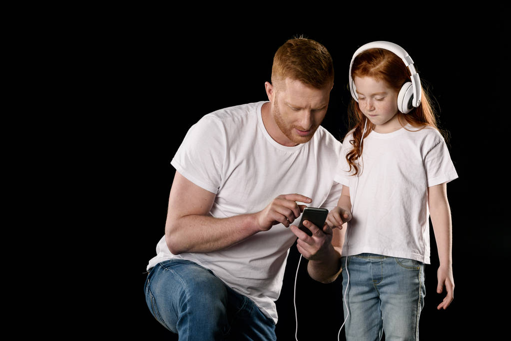 vader en dochter met digitale apparaten - Foto, afbeelding