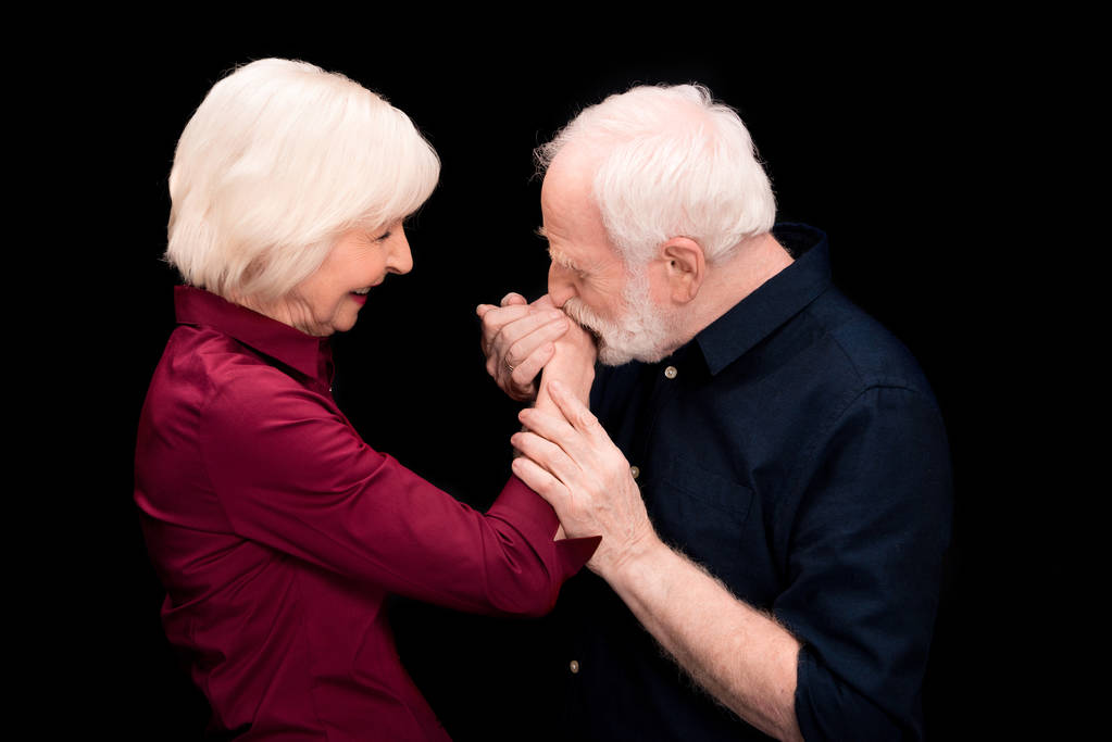 Женщина, целующая мужчину старшего возраста
     - Фото, изображение