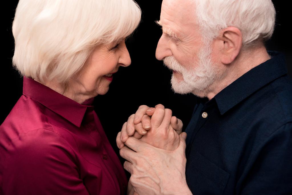 Ηλικιωμένο ζευγάρι που κρατά χέρια  - Φωτογραφία, εικόνα