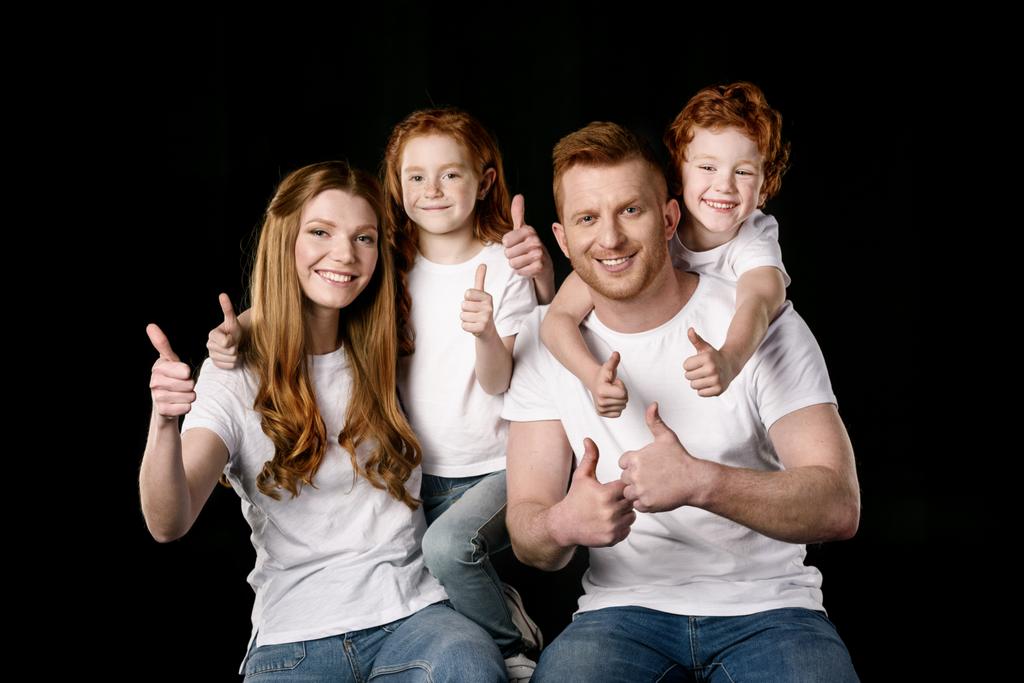 familia en camisetas blancas
  - Foto, Imagen
