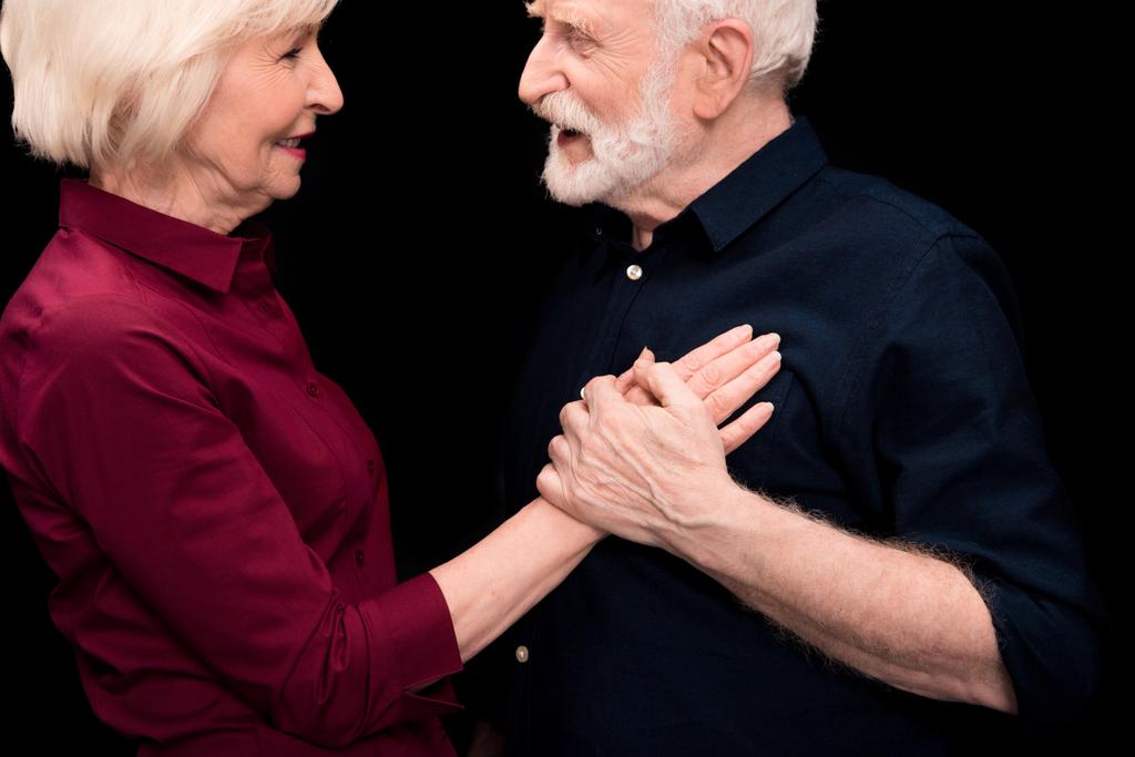 Seniorenpaar hält Händchen  - Foto, Bild